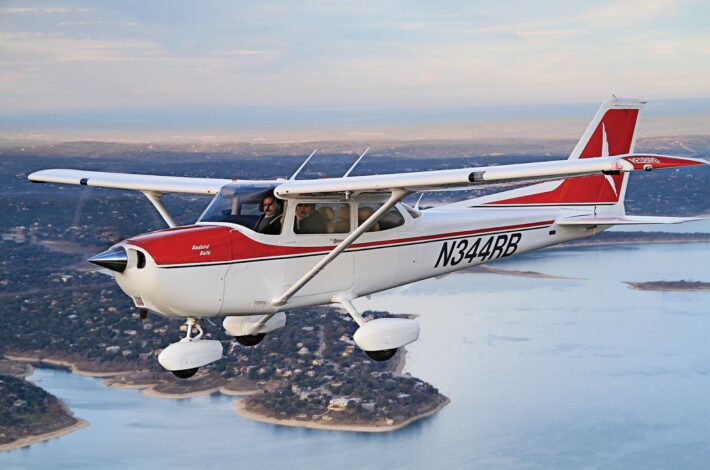 Cessna 172 vs 182: Unveiling the Distinctions